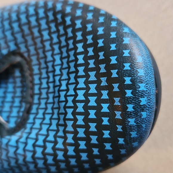 Undet Armour Soccer Cleats - Picture 3 of 11